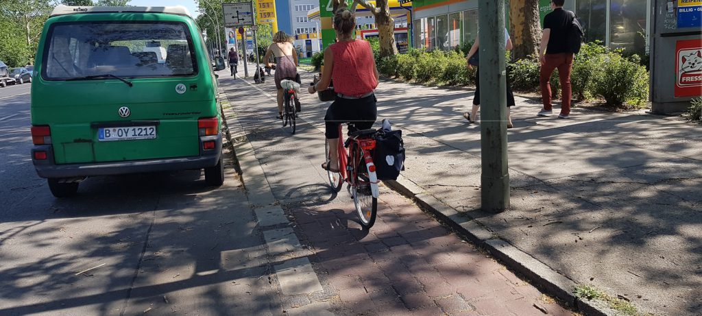 Holpriger Schmalspurradweg in der Storkower Straße heute (Foto: T. Kraudzun)