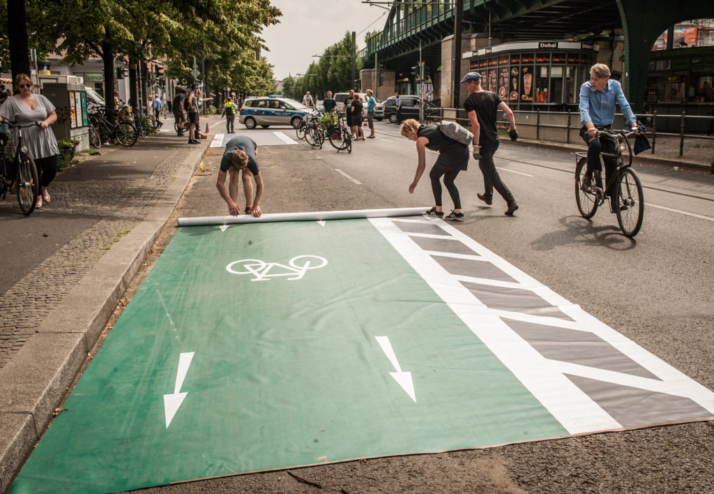 Pop-up protected bike lane: Changing Cities rollt den Radler*innen den grünen Teppich aus (N. Michalke)