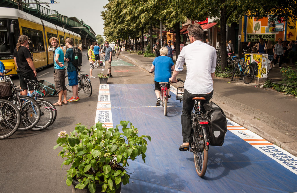 So entspannt rollt es sich auf der Pop-up Protected Bike Lane (T. Kraudzun)