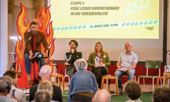 vier Personen auf der Bühne